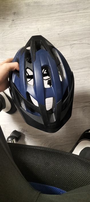 vând urgent casca de biciclete abus