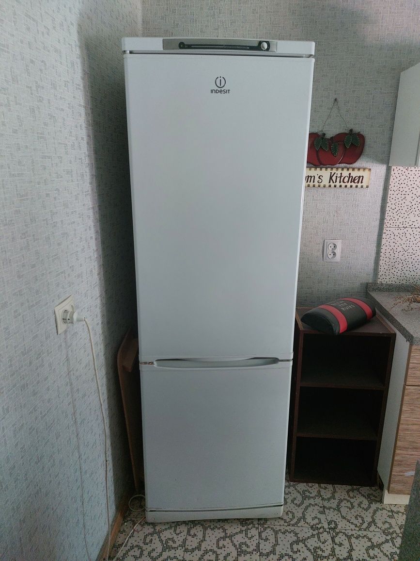 Продам Холодильник INDESIT