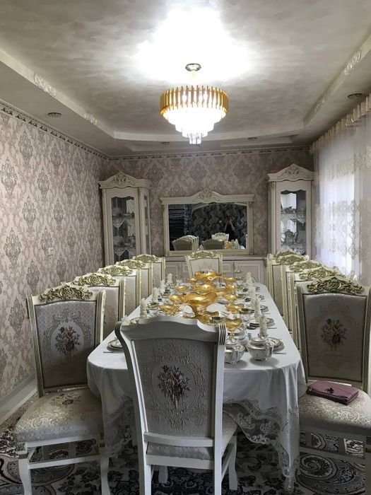 12 кишилик стол стул йенги шу ясатилганича турибди