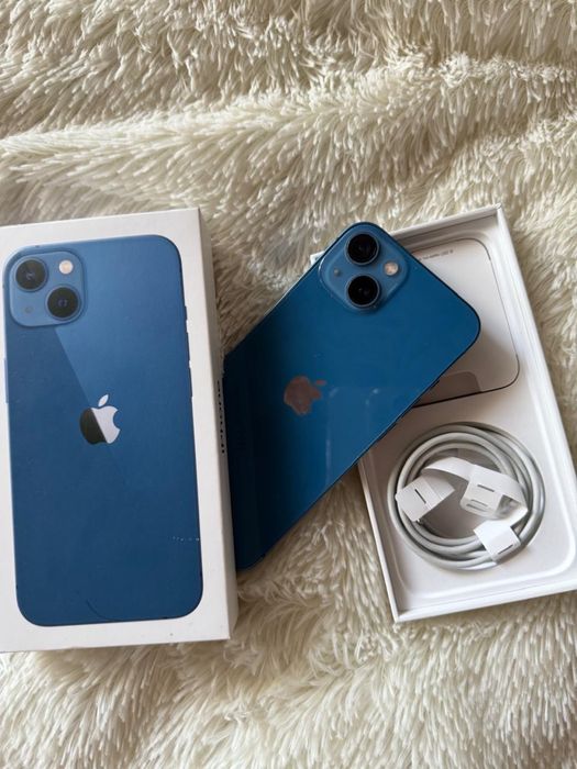 IPhone 13 в синем цвете
