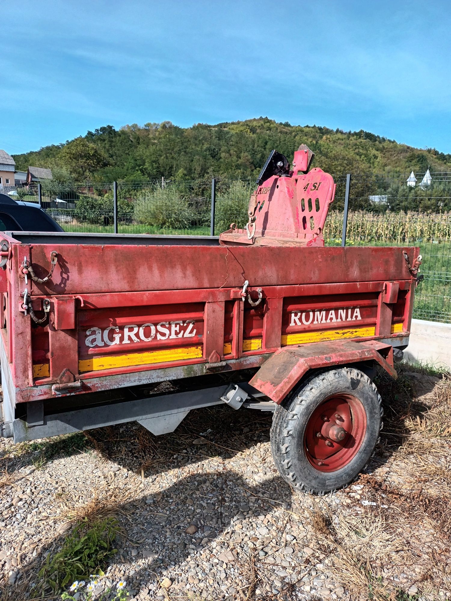 Remorca tractor basculabila