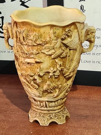 Vaza rasina sculptata