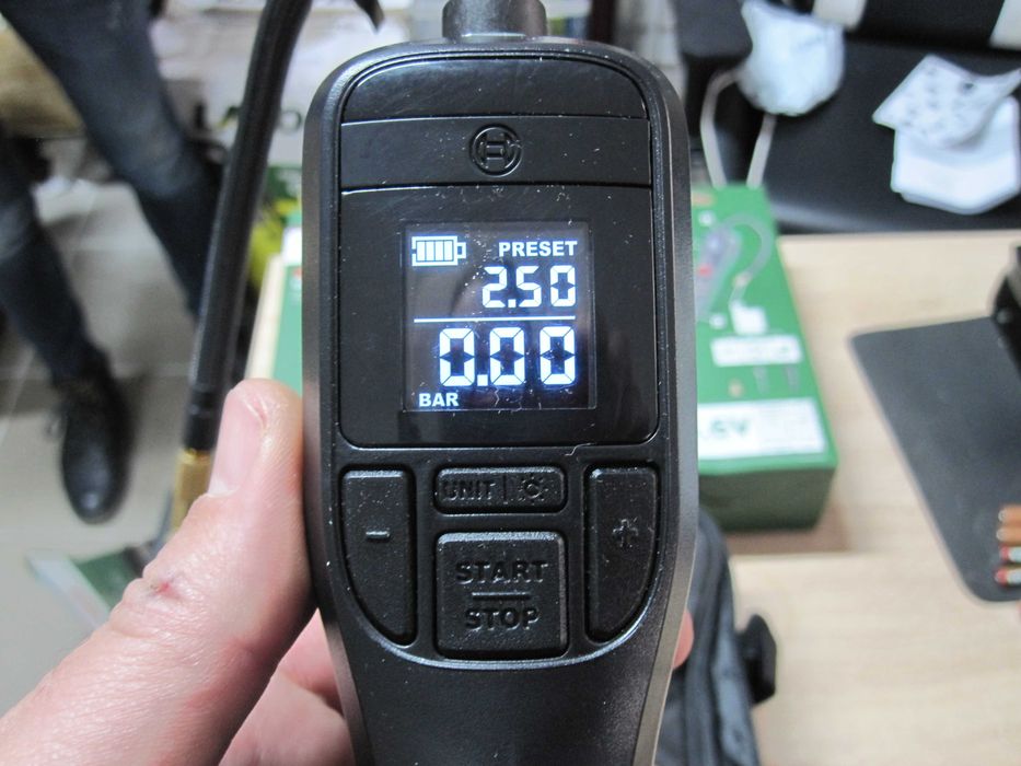 Bosch - Compresor pe acumulator 3.6V, cu baterie integrată, încărcător