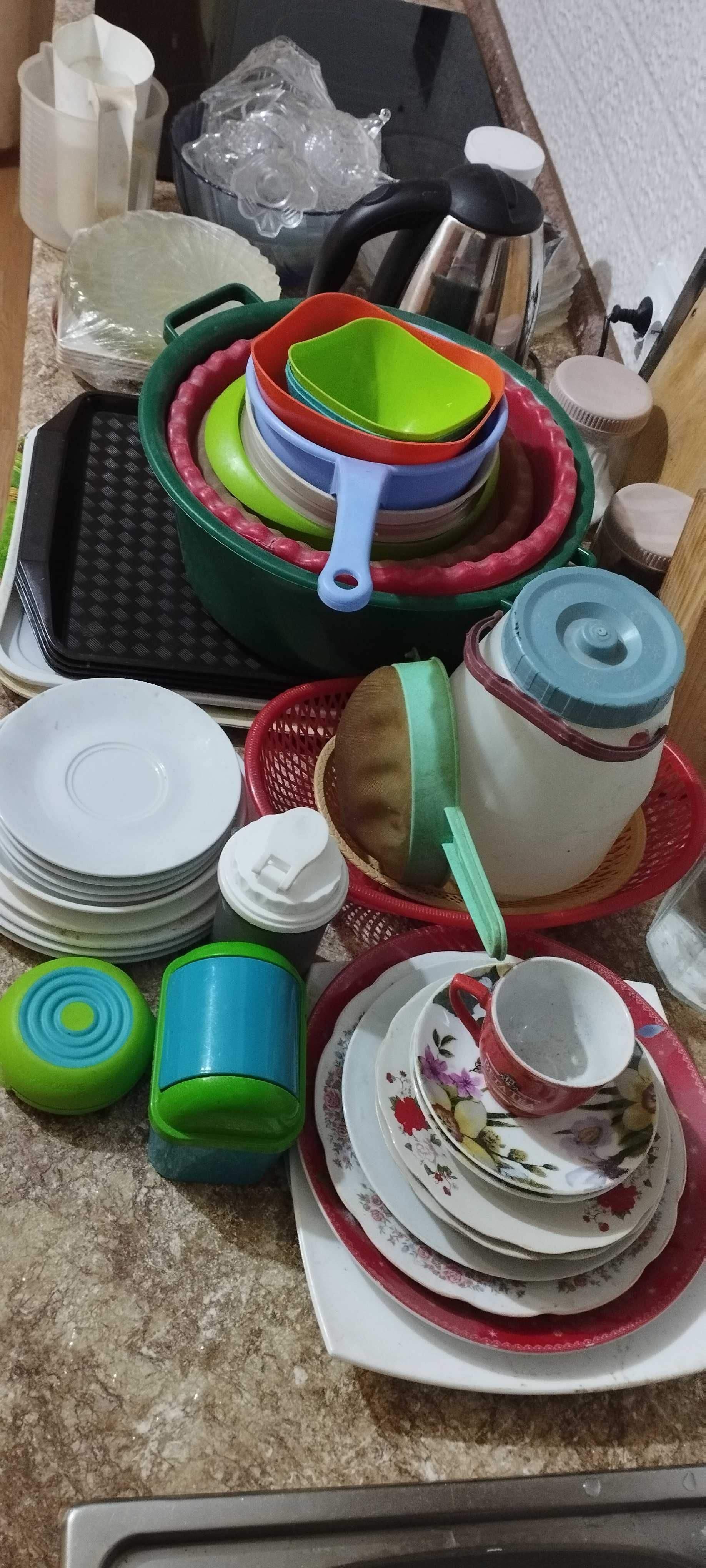 Посуда разная, хрусталь, графины, стекло, фаянс, подносы и т. п.