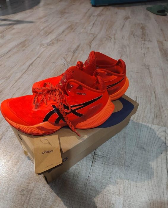 Продам волейбольные кроссовки Asics