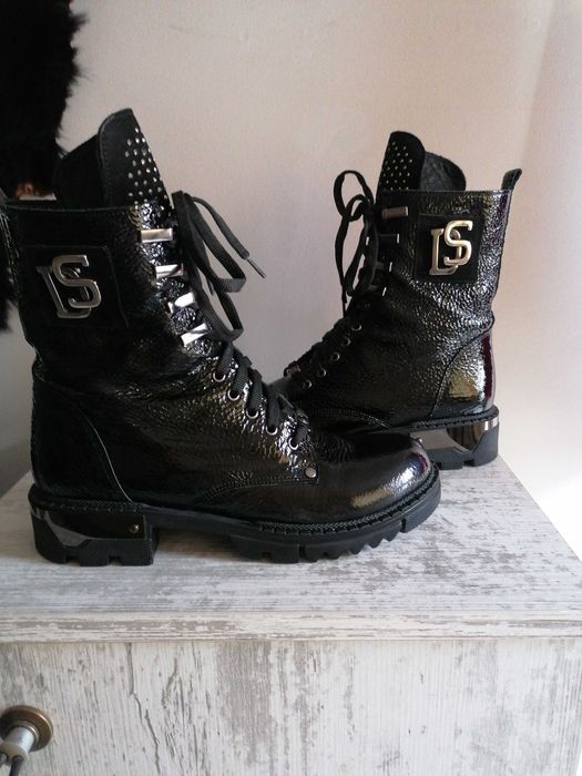 Дамски боти естествен лак с капси.