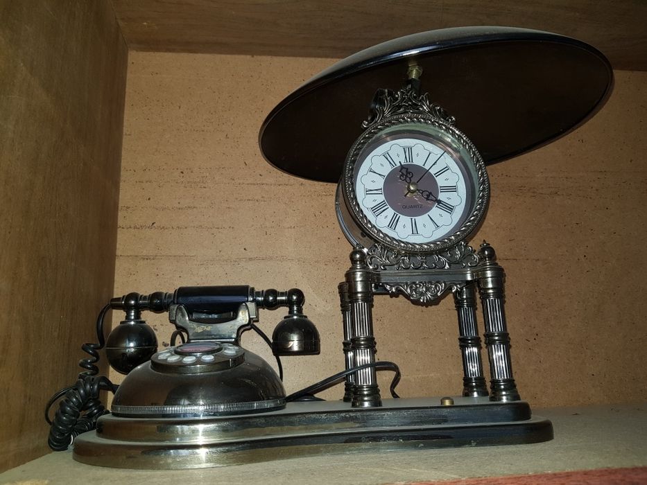 Часы    с. Работающим  телефоном