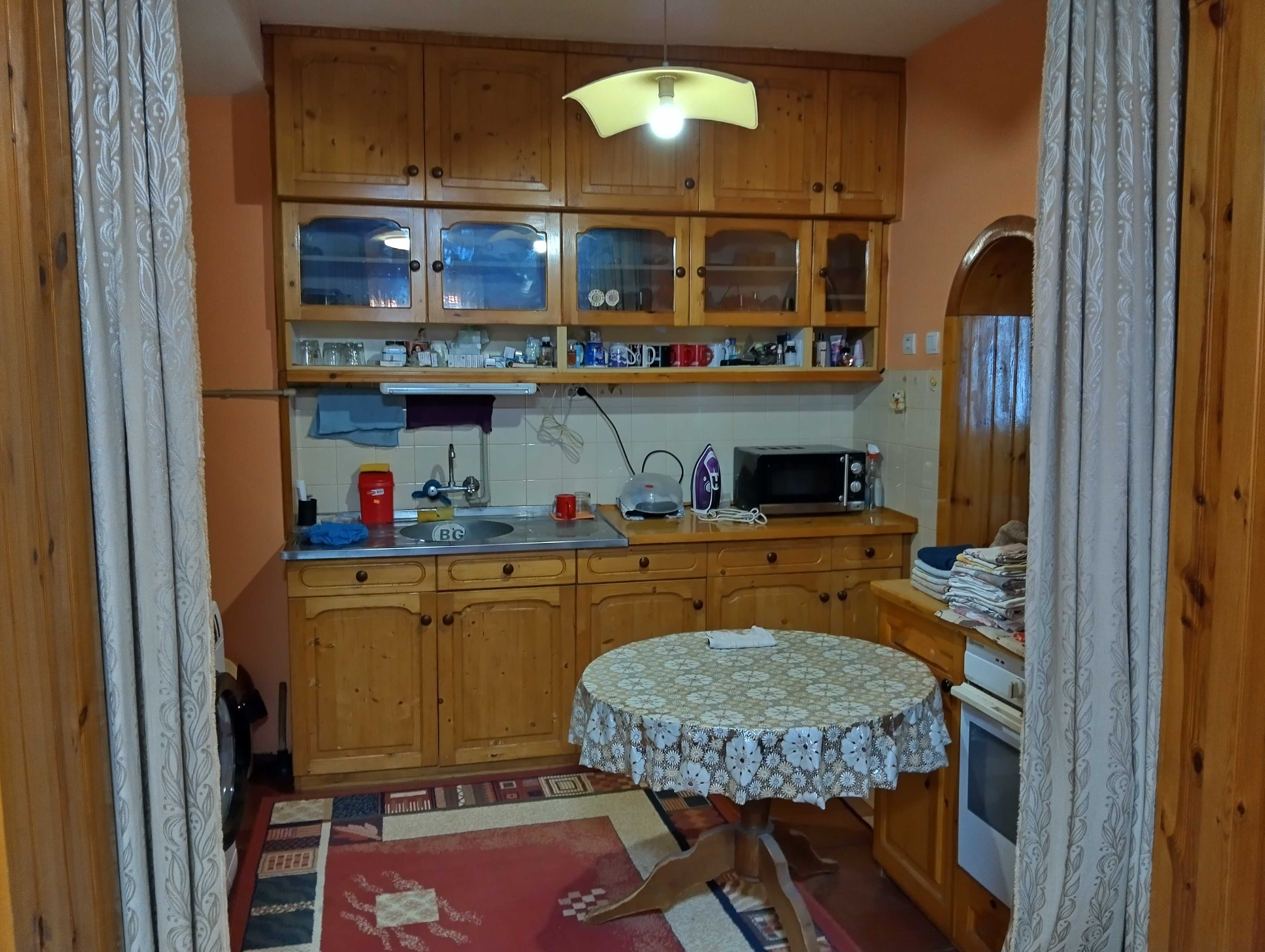 Продава къща в широк център