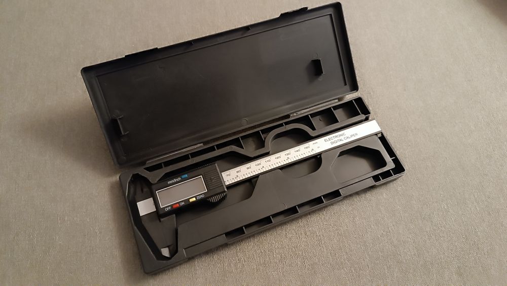 Șubler cu afișaj digital