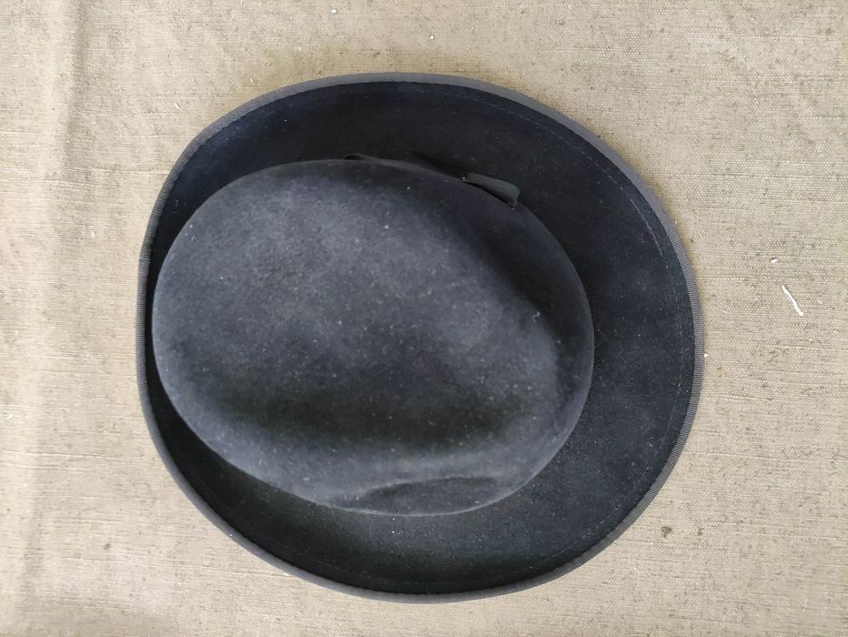 Продавам  елегантна шапка на Ирина Сардарева
и шал Cashmink Германия