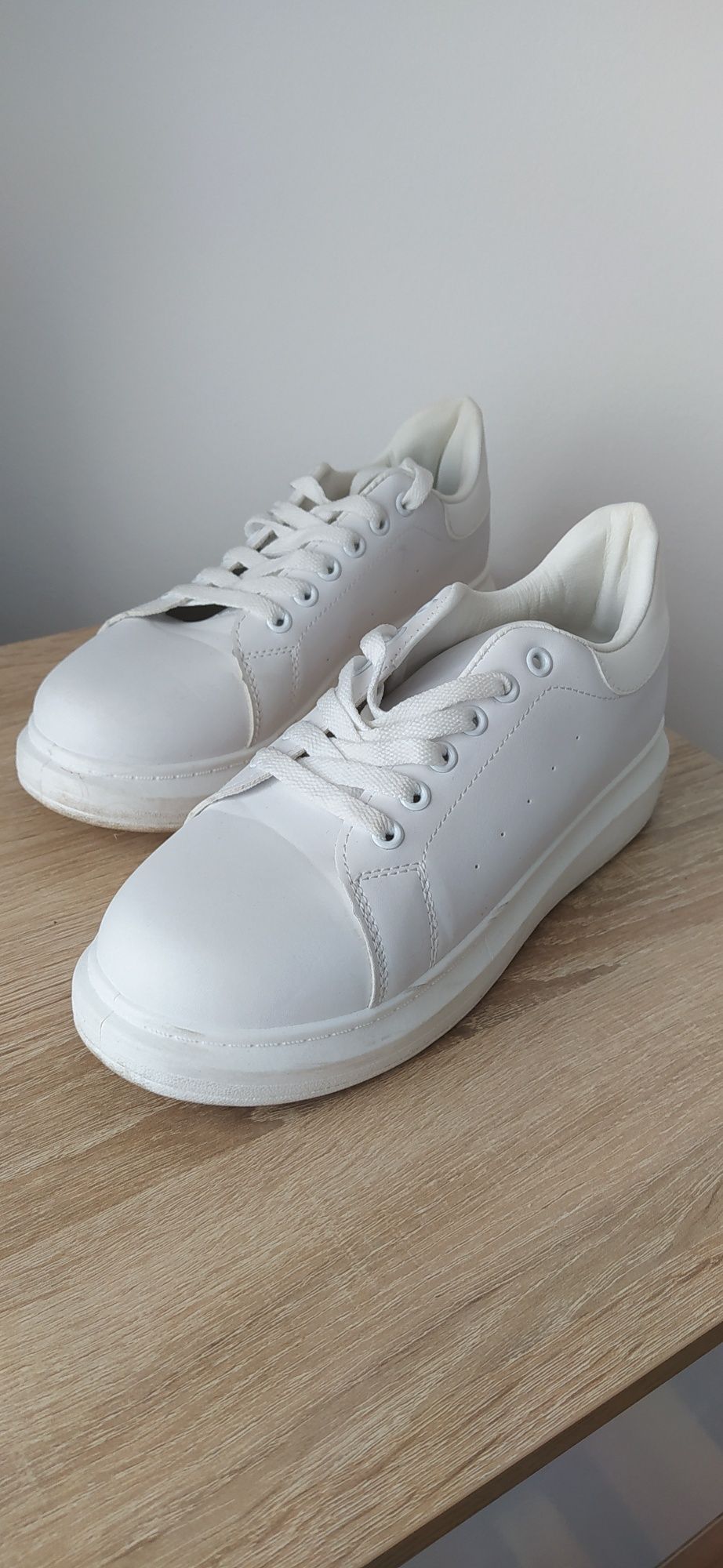 Бели спортно-елегантни обувки