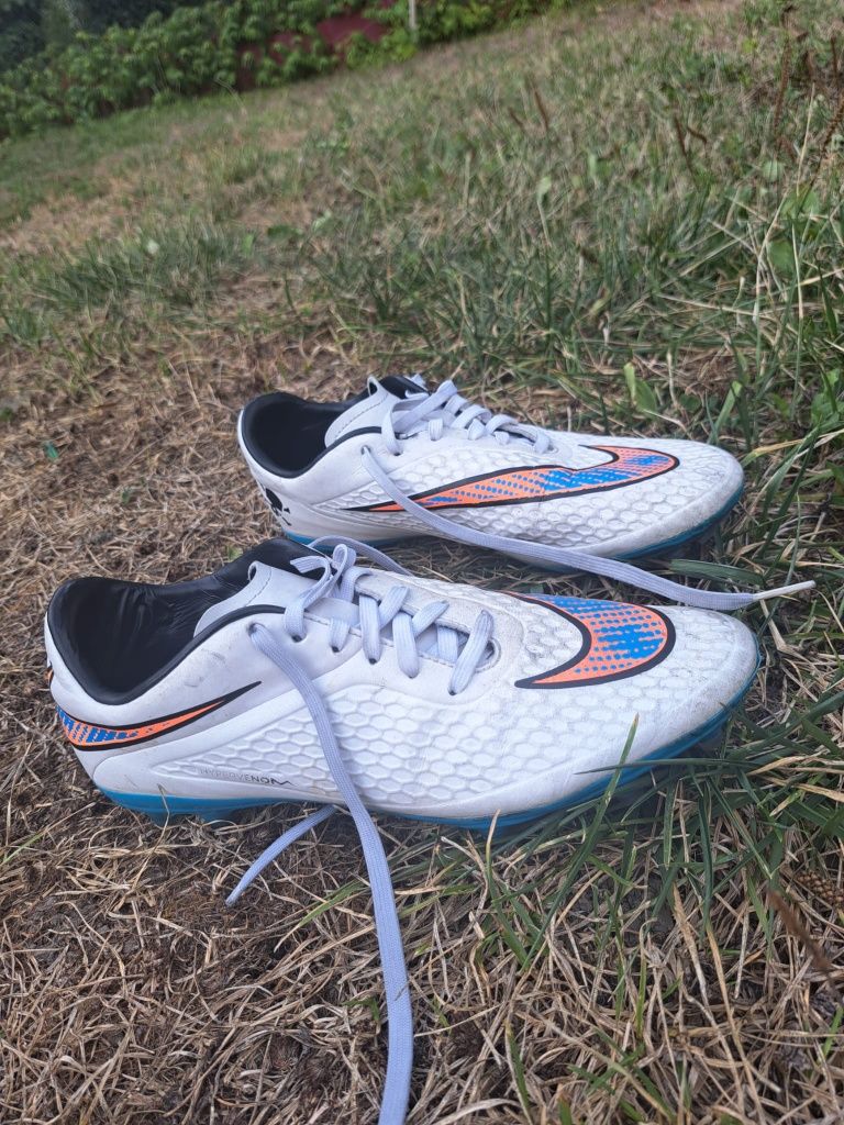 Vând 2 perechi de ghete pentru fotbal
