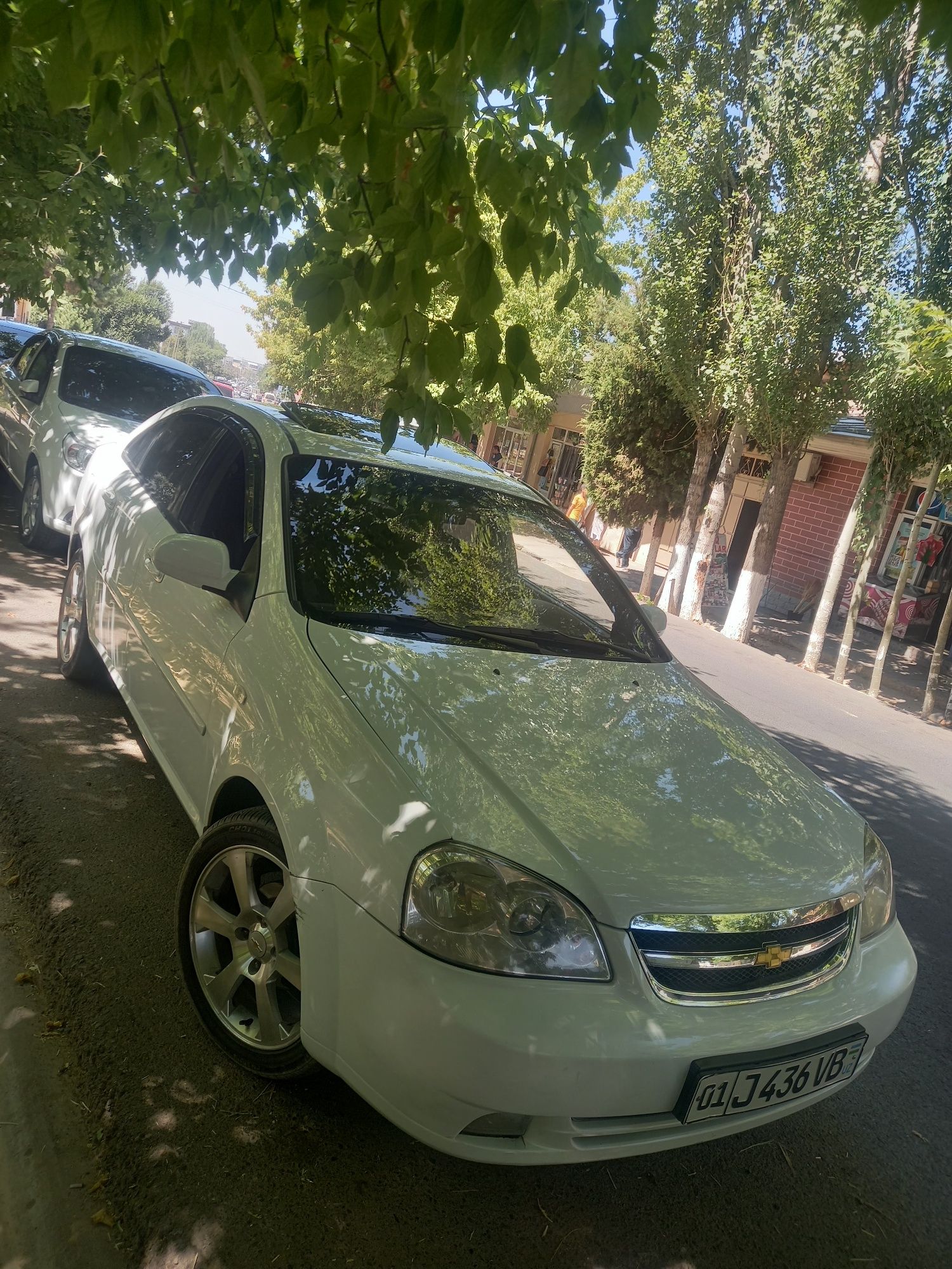 Lasetti 1.8 sotiladi