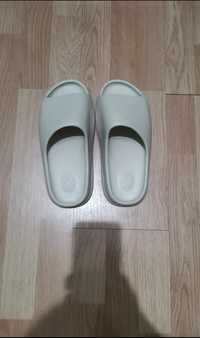 Yeezy slides noi