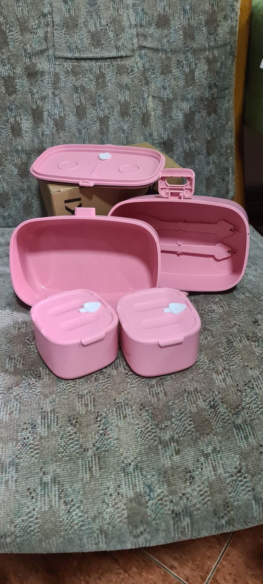 Cutie de pranz roz