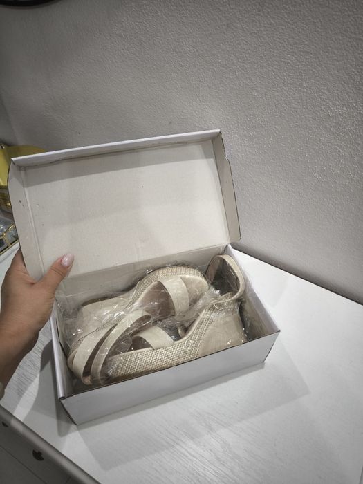 Vând sandale dama nr 36