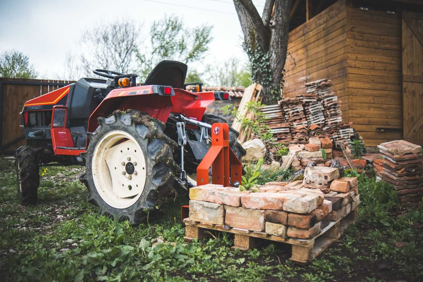 Палетна вилица за компактен трактор