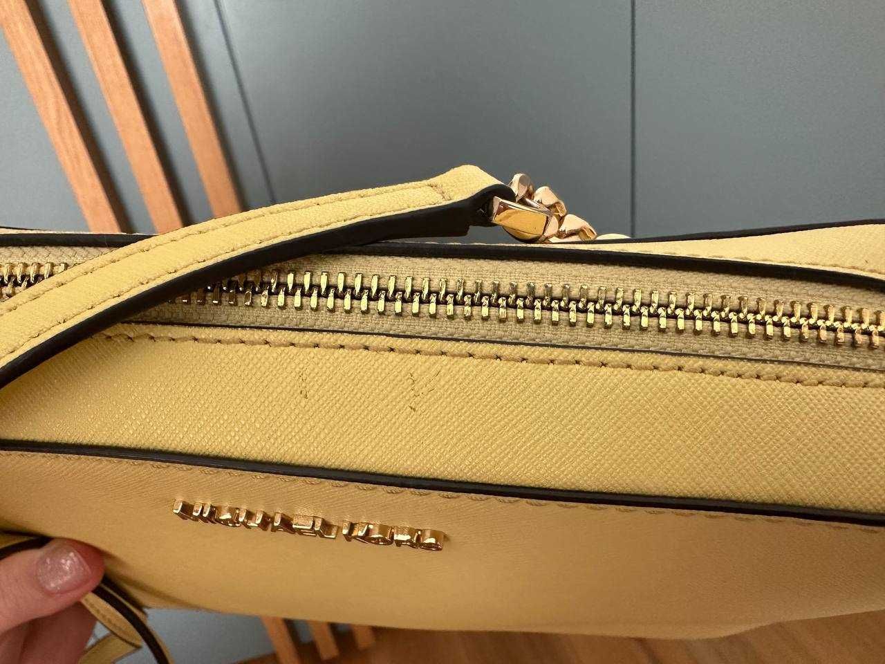 Michael Kors Чанта с презрамки  в жълт цвят