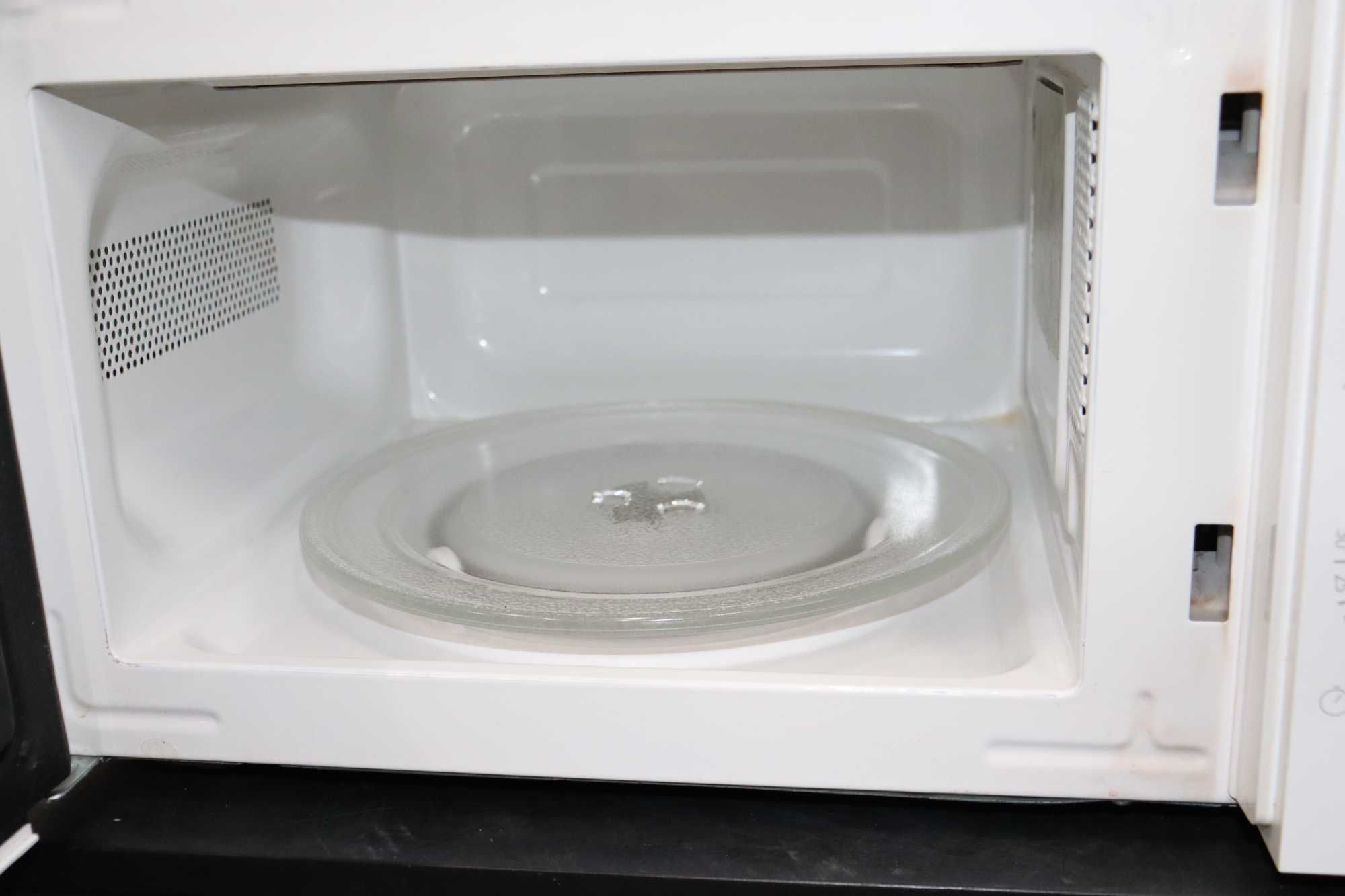 Cecotec Микровълнова фурна с грил ProClean 2110. 700 W с 6 степени,20L