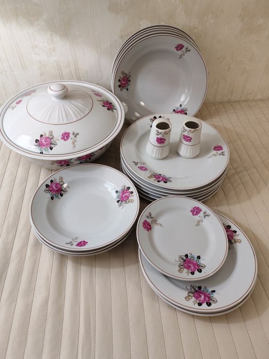 Столовый фарфоровый сервиз