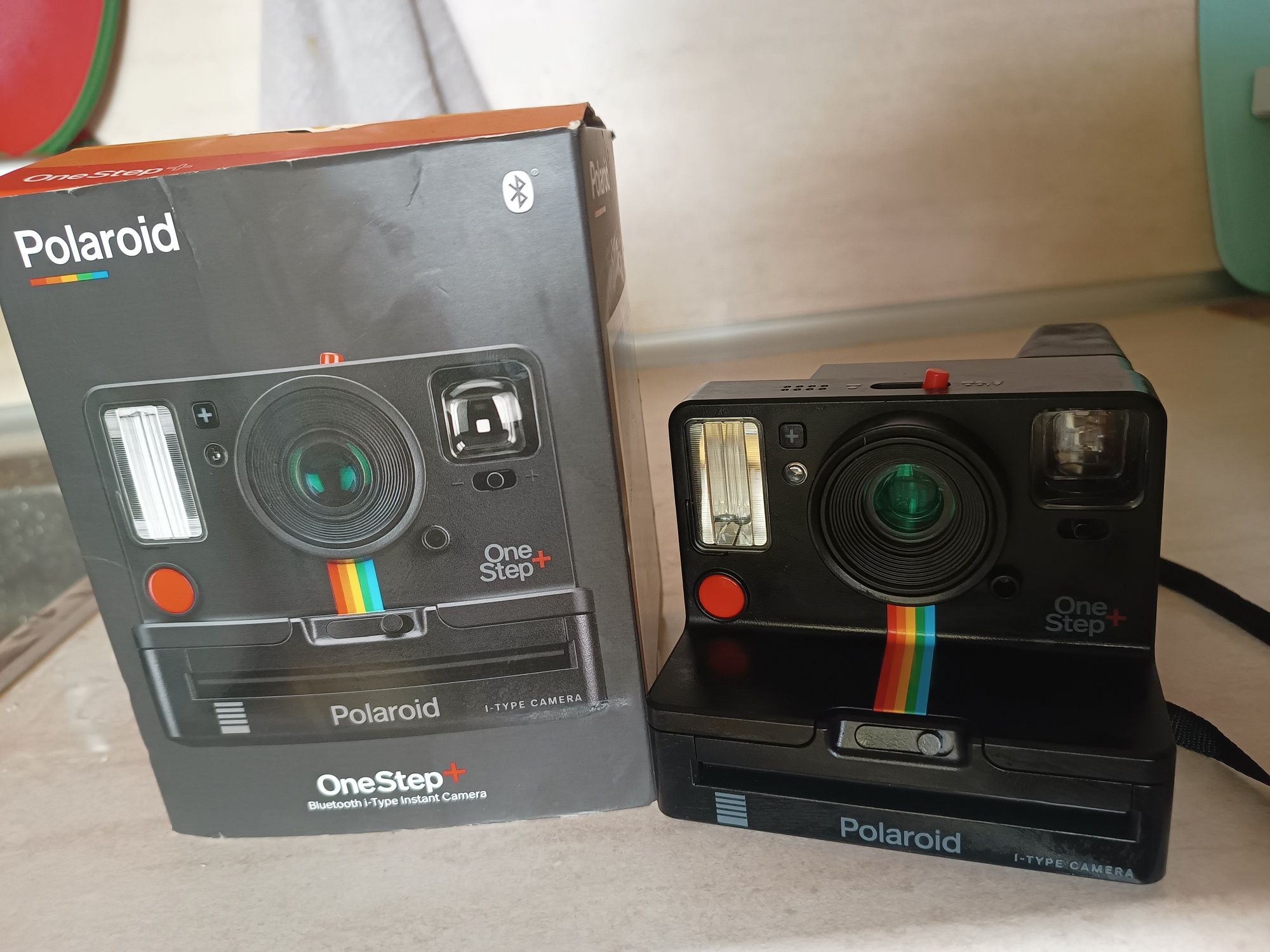 Polaroid One step + Фотоапарат за моментни снимки