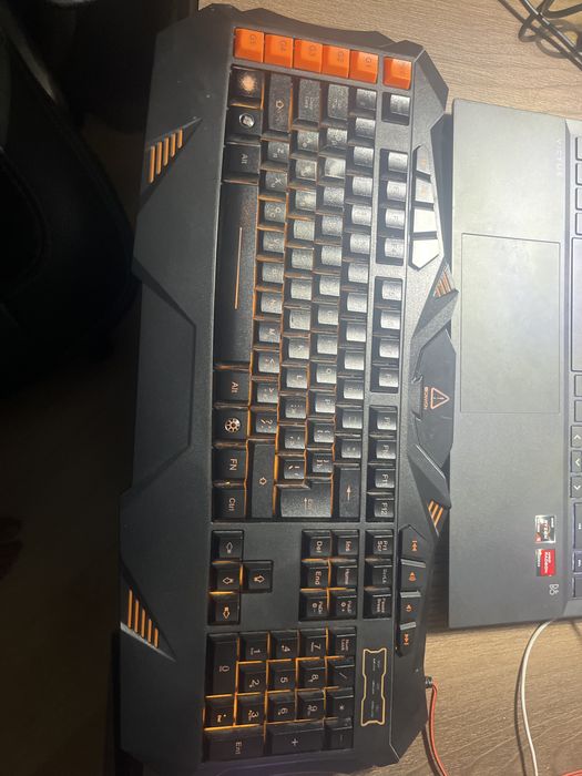 Продаю клавиатуру игровую