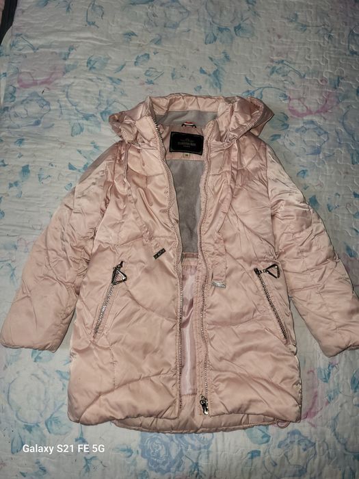 Продам зимнию куртку на девочек в возрасте 5, 6 , 7 лет
