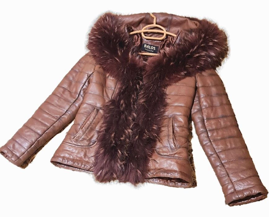 Дамско яке,от естествена кожа ,с богата яка-качулка с естествен косъм