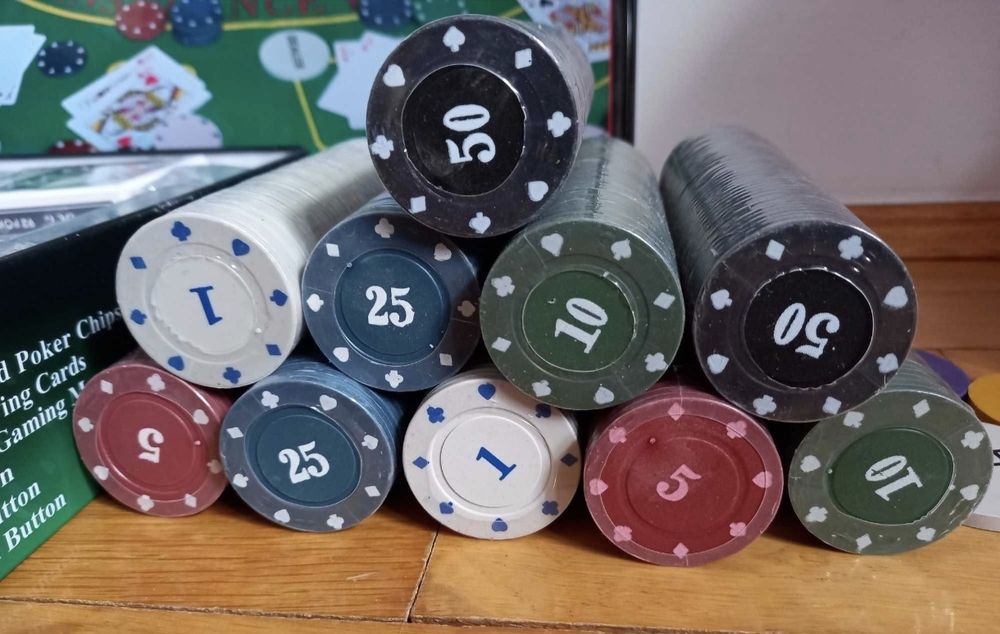 Vând cutie Poker, cu 500 de jetoane