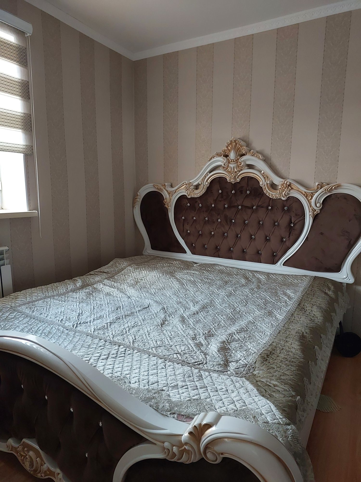 Продается двуспальная кровать.