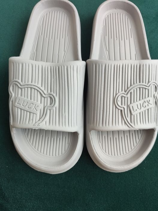 Papuci noi de vânzare