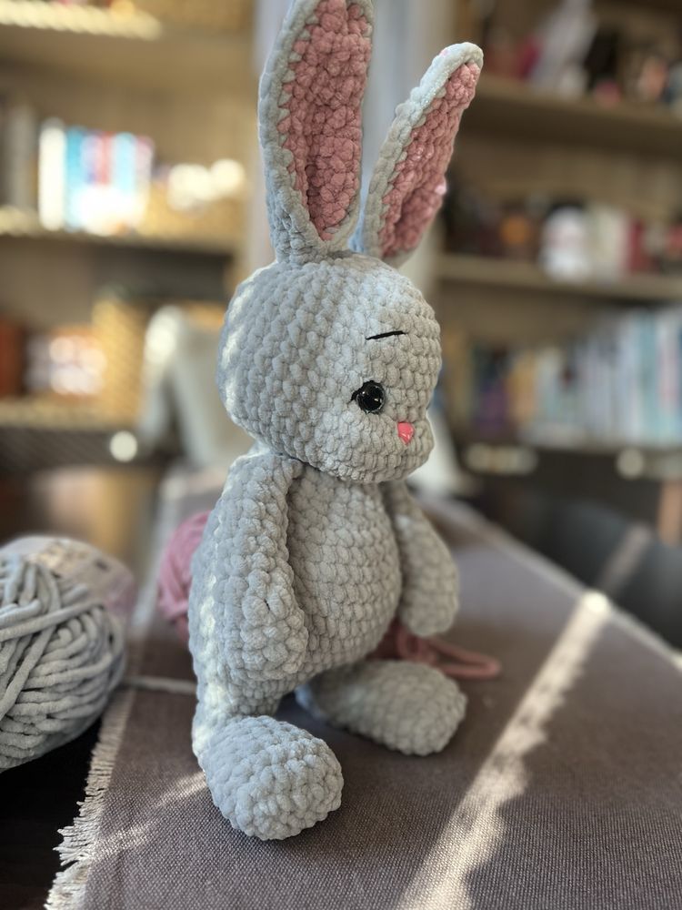 Зайче плетена играчка