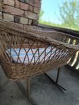 Стара дървена люлка за бебе с люлеещ се механизъм