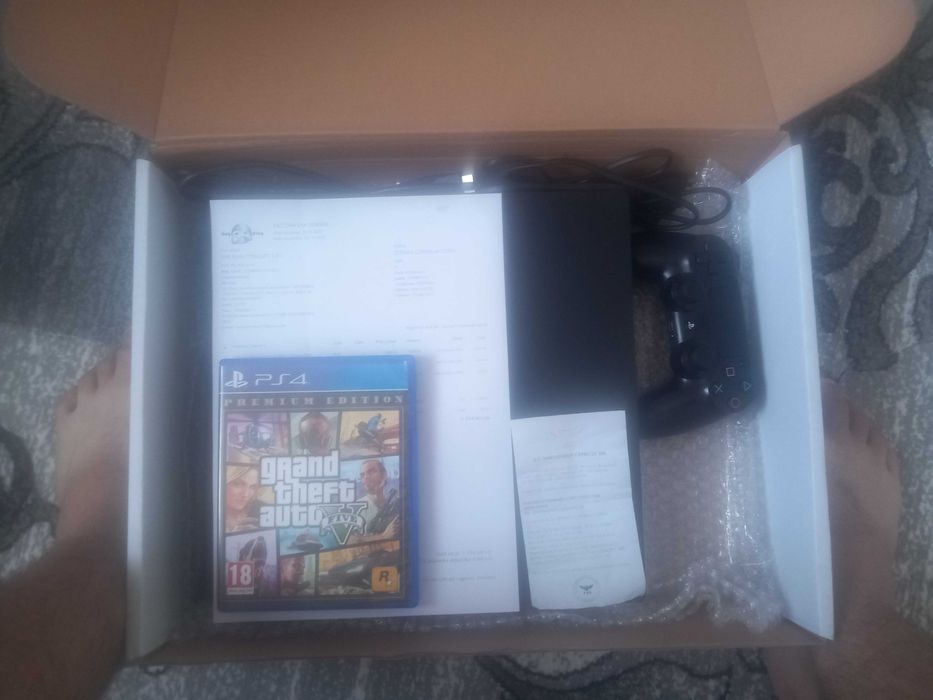 Ps 4 pro 1TB cu gta 5 cu o maneta