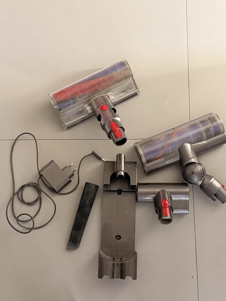 Dyson V8 - зарядно,накрайници и приставки за Dyson v8 ЦЕНА ДОГОВАРЯНЕ