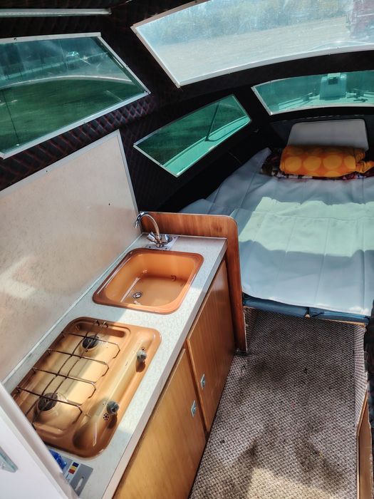 Barca cabinata, Pastenague, model Guppy 560,înmatriculată pe RO