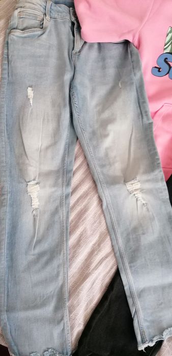 Hanorac bershka, blugi negri wikiki, blugi albaștri c&a