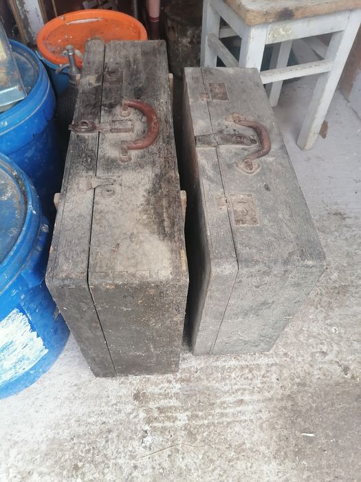 Vând 2 valiză de armata