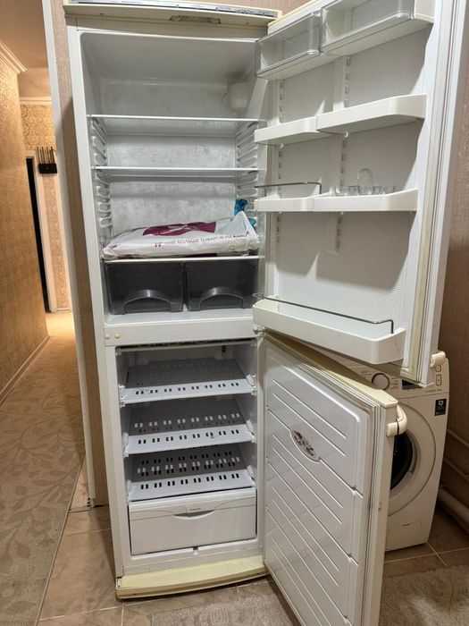 Продам срочно холодильник с морозильной камерой