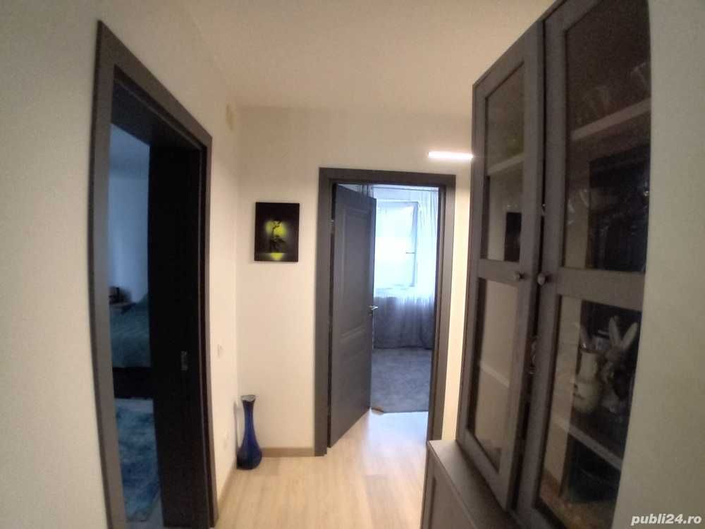 Vand apartament spatios 3 camere Floresti