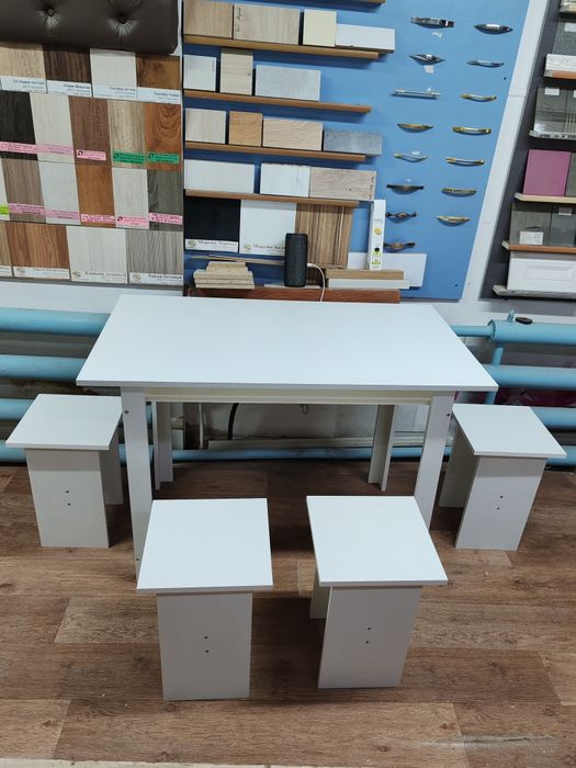 Продам стол кухонный и табуретки 4 шт новый