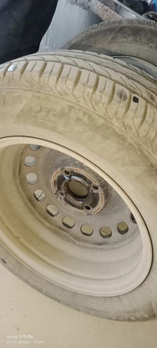 Продам резину б/у размер 195/65r15