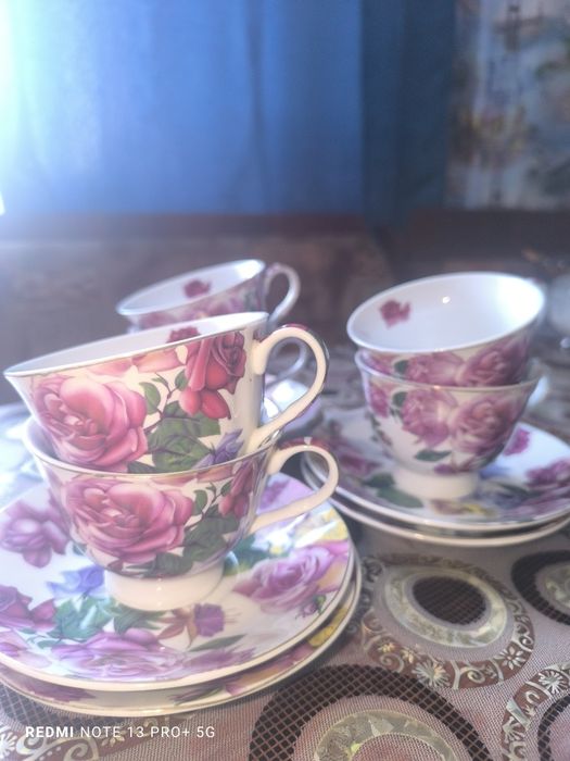 Отдам сервиз чайный 6 персон новый , 6 шт для соуса чашек новые