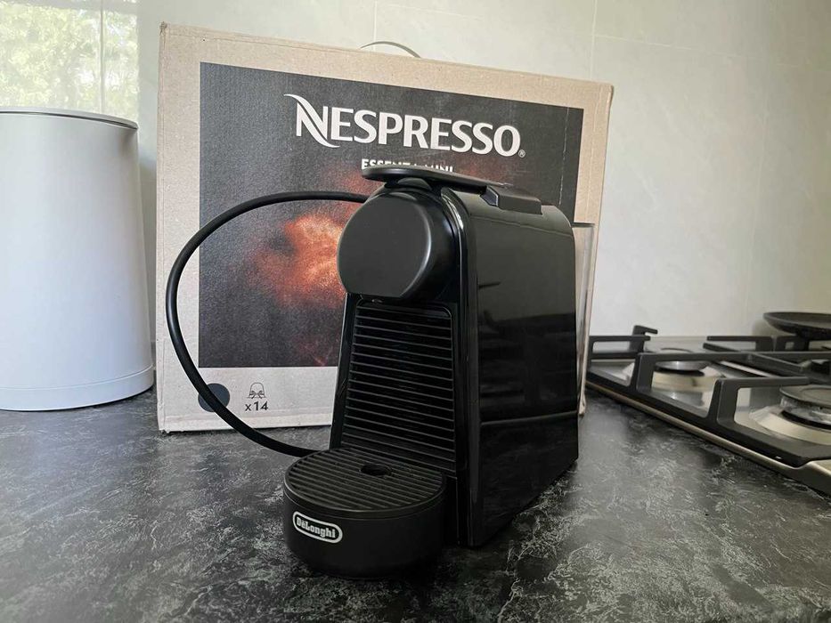 Капсульная кофемашина Nespresso DeLonghi Essenza mini