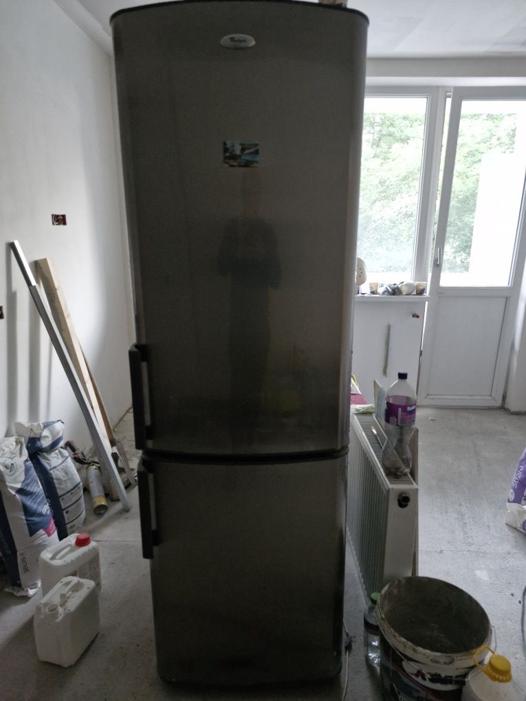 Vand combina frigorifica whirlpool.