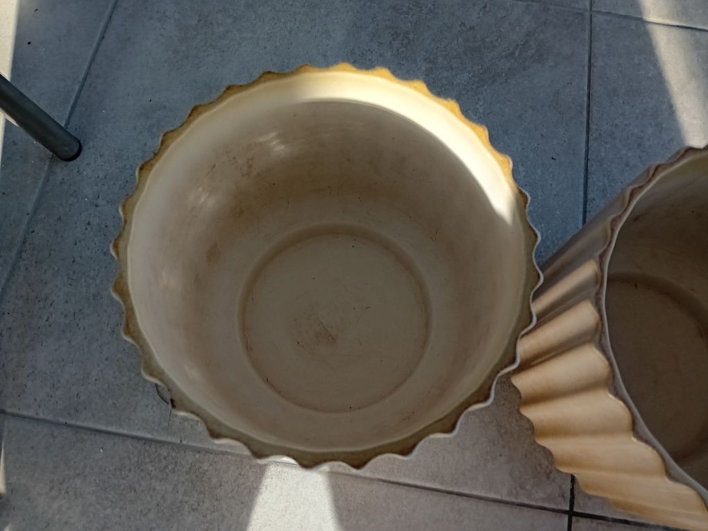 ## vând  doua ghiveci folosiți doar odată în ceramica 18x20 fără drena