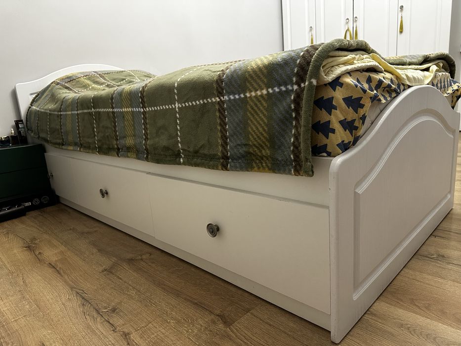 Кровать б/у  с ортопедическим матрасом