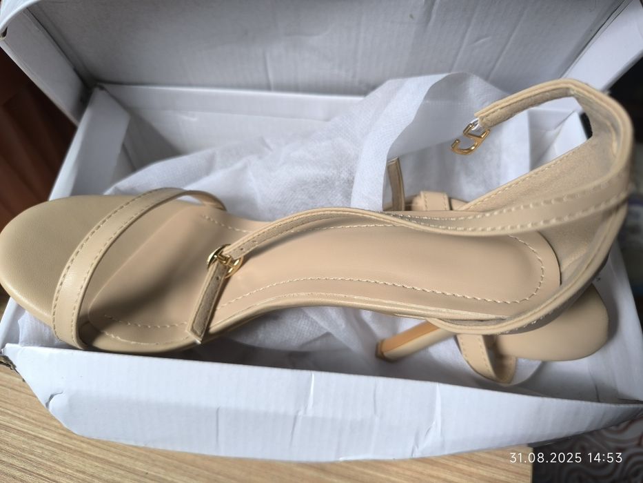 Сандали на ток 37 /37,5 нови