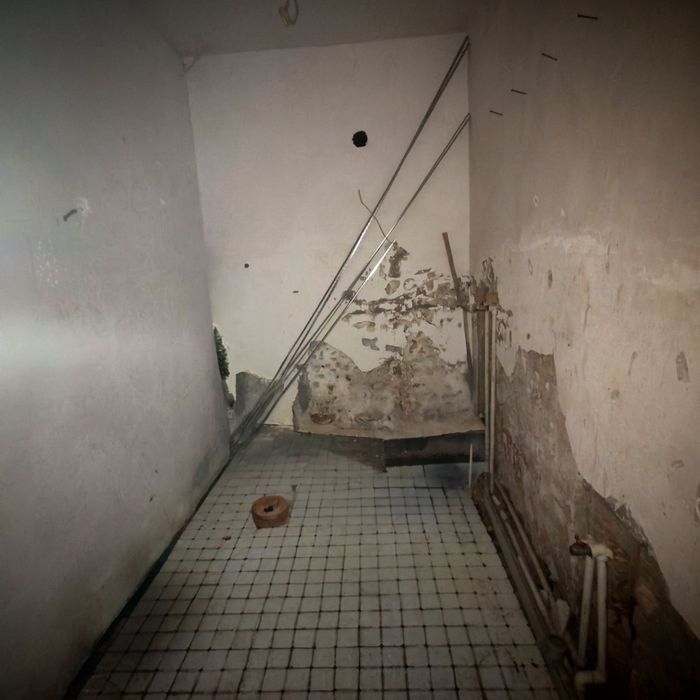 Паселкада 1хонали кв срочна сотилади 

Ивановскийда 2этажкани 2этаж