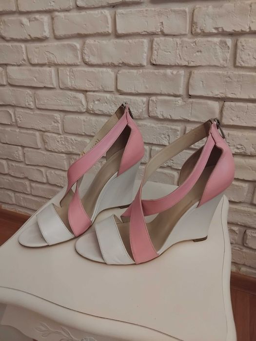Елегантни сандали в нежно розово и бяло.